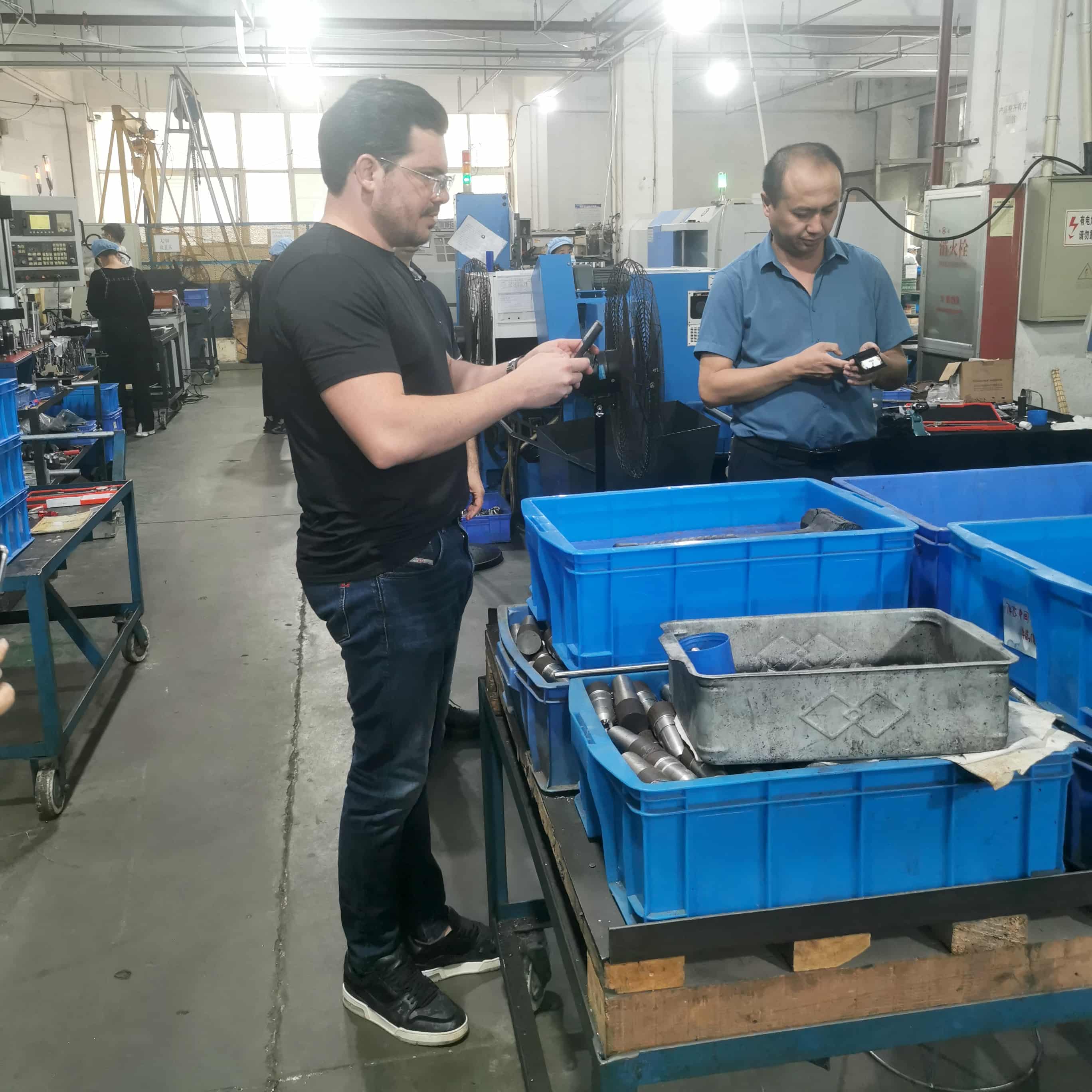 Customers visit the factory - Image 1