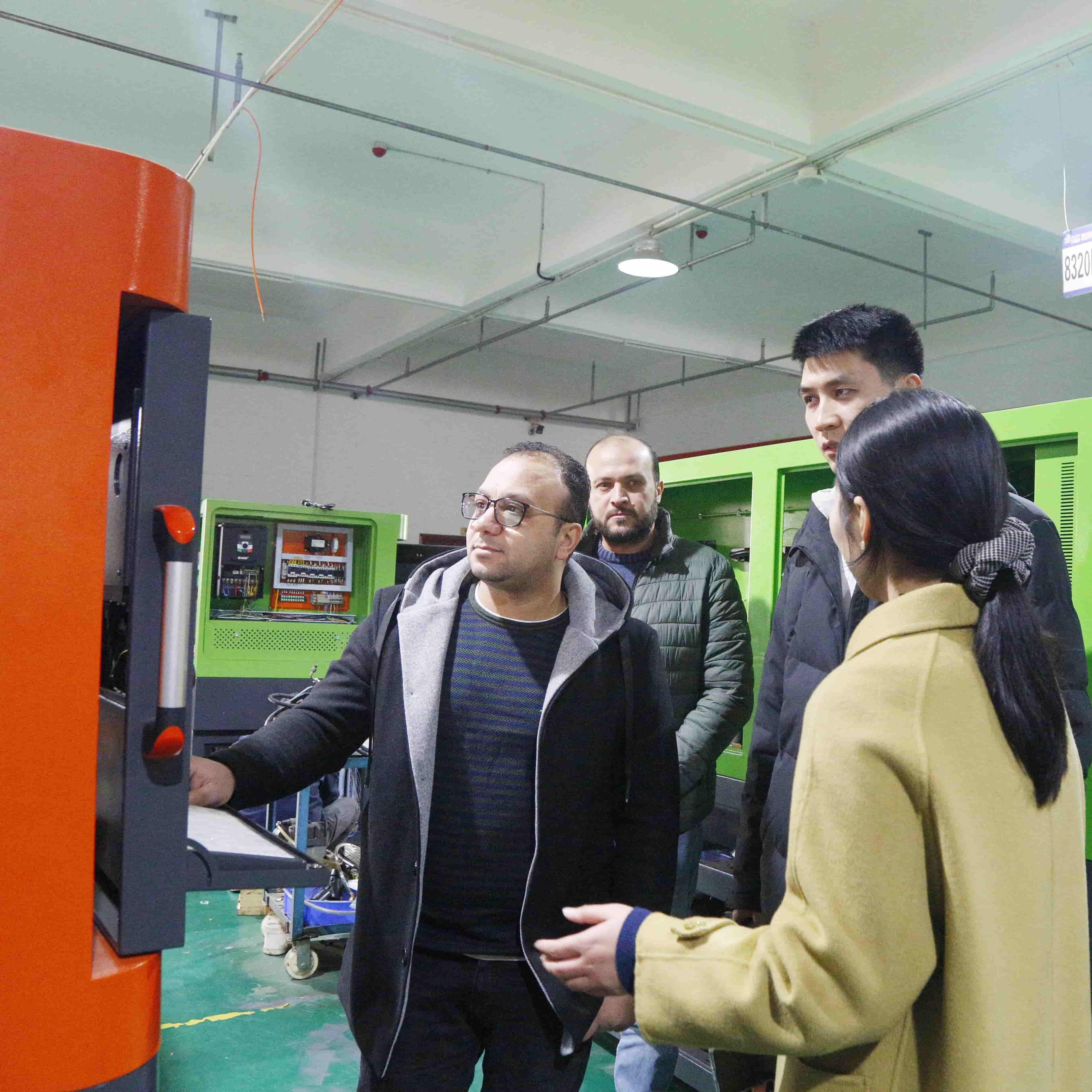 Customers visit the factory - Image 2